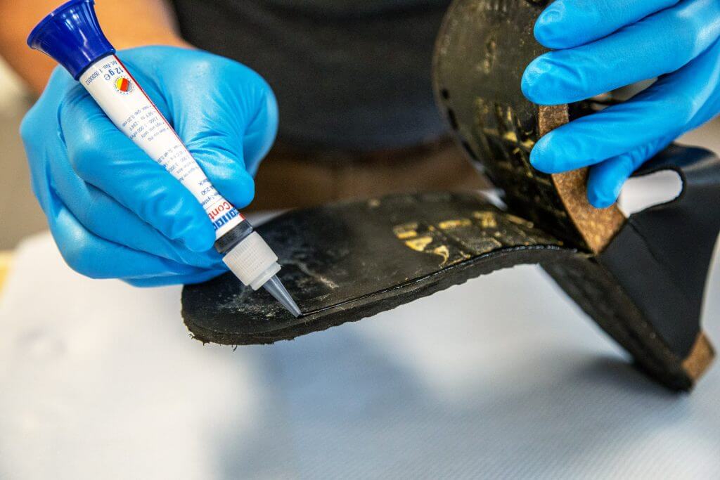 Eine Schuhsohle wird mit einem WEICON Kleber geklebt