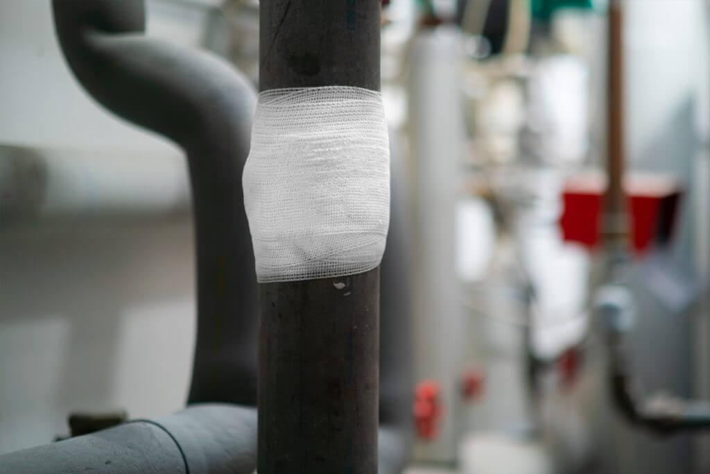 Ein Rohr ist umwickelt von dem Pipe Repair Kit um ein Leck abzudecken