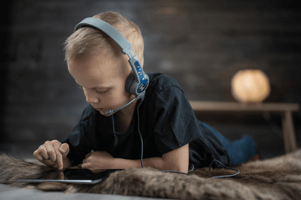 Jongen met koptelefoon voor kinderen