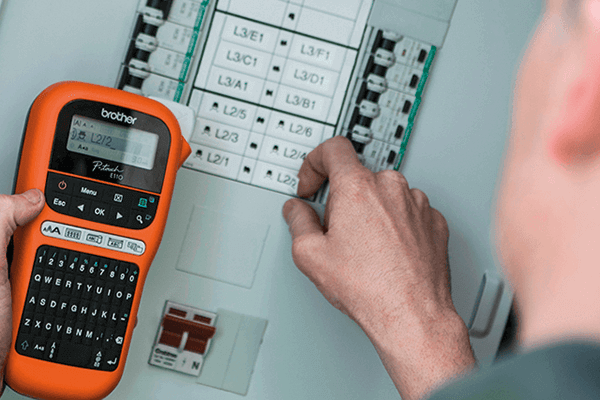 Dispositif d'étiquetage industriel avec symboles spéciaux d'électricien