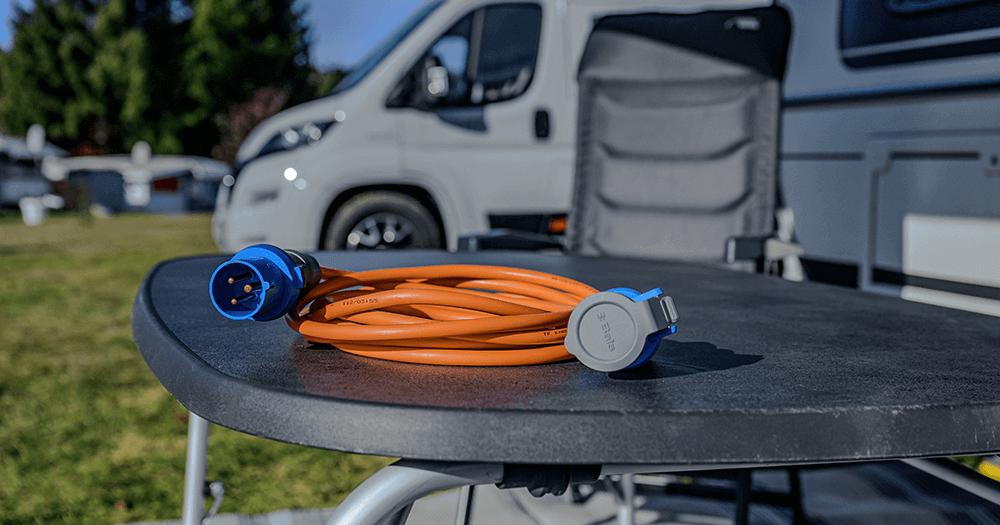 La plage de tension de 200 V à 250 V est marquée en bleu dans toute l'Europe.