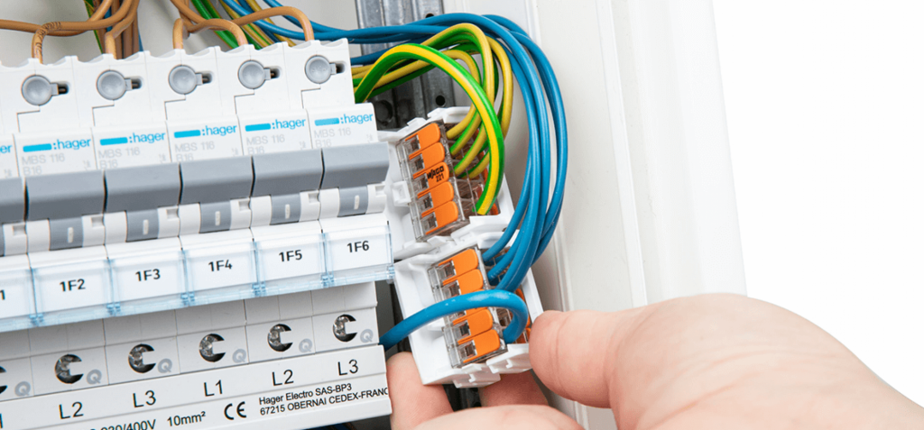 Le bloc de jonction à deux étages avec dix points de serrage permet d'optimiser l'espace de câblage et de structurer l'installation.